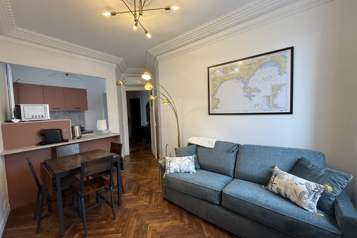 Appartement T2 lumineux avec charme bourgeois – 5ᵉ étage, plages & centre à pied 