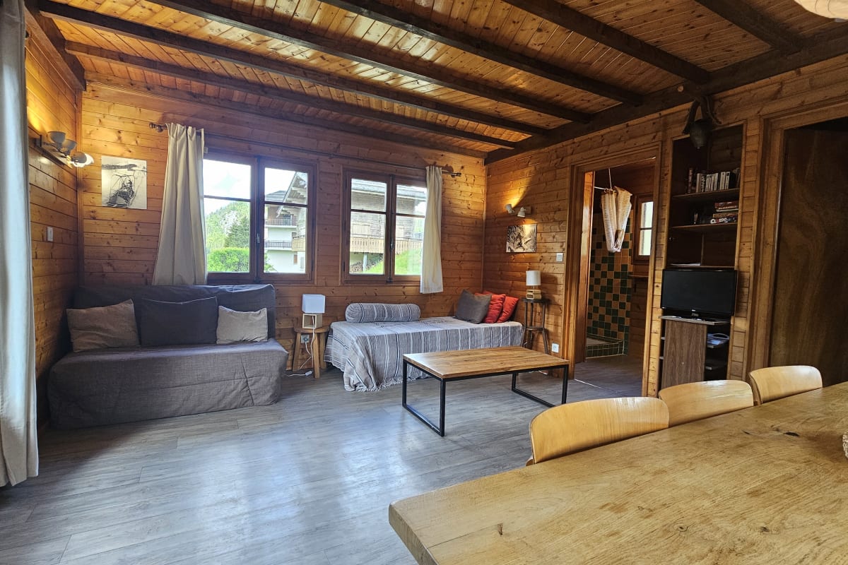 Immobilier Chalet lumineux, vue montagne & accès pistes  