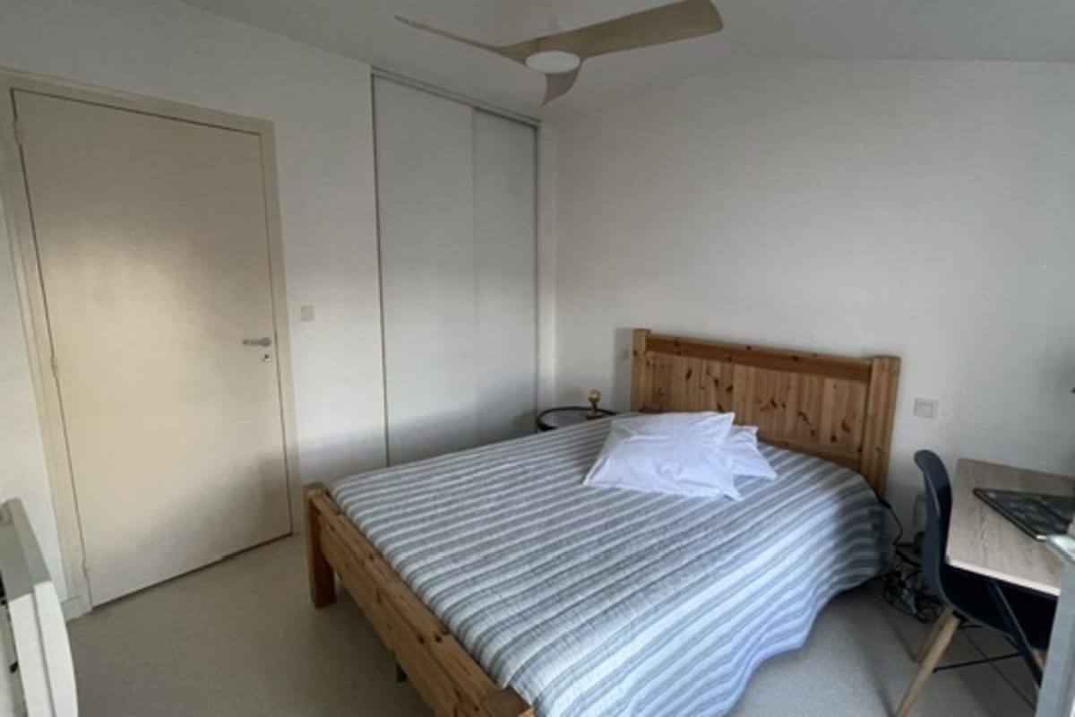Appartement   Joli appartement très calme avec vue sur toits
