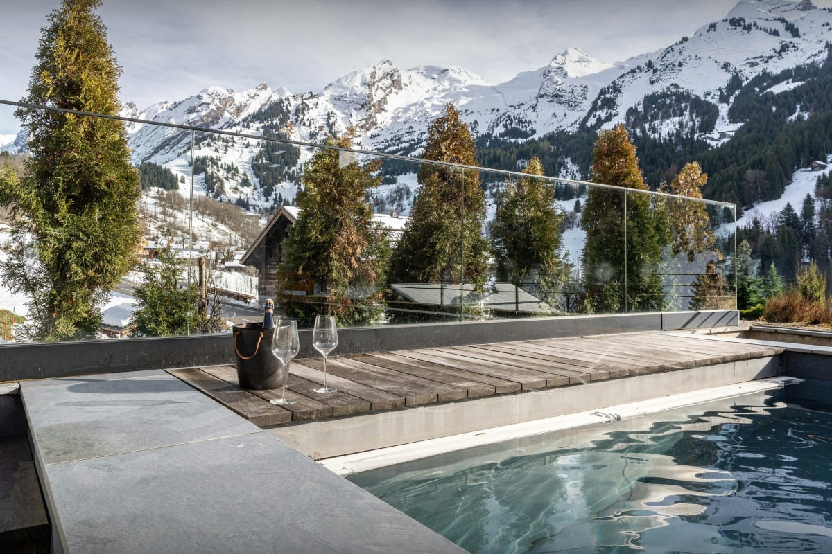 Chalet   Somptueux chalet pour 14 avec piscine chauffée, sauna et gym - OVO Network