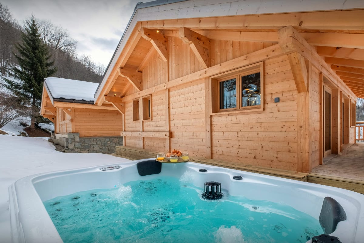 Chalet familial pour 8 avec jacuzzi et salle de jeux - OVO Network