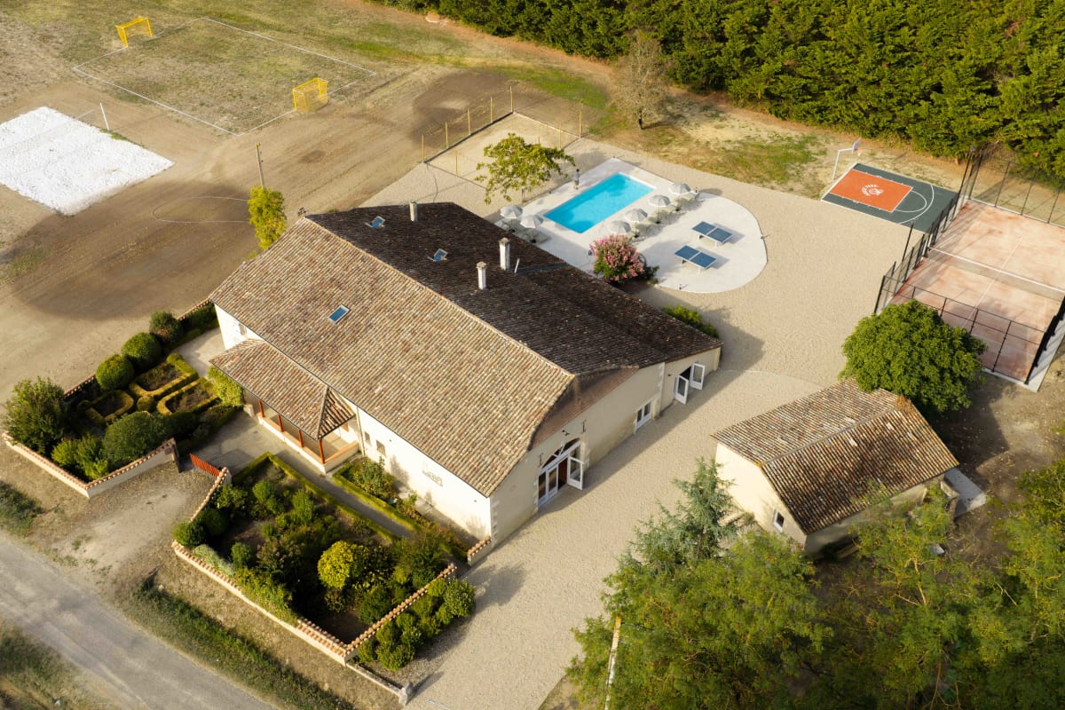 HousePark Duras 45 personnes | Padel, 2 piscines int./ext., vue sur les Pyr