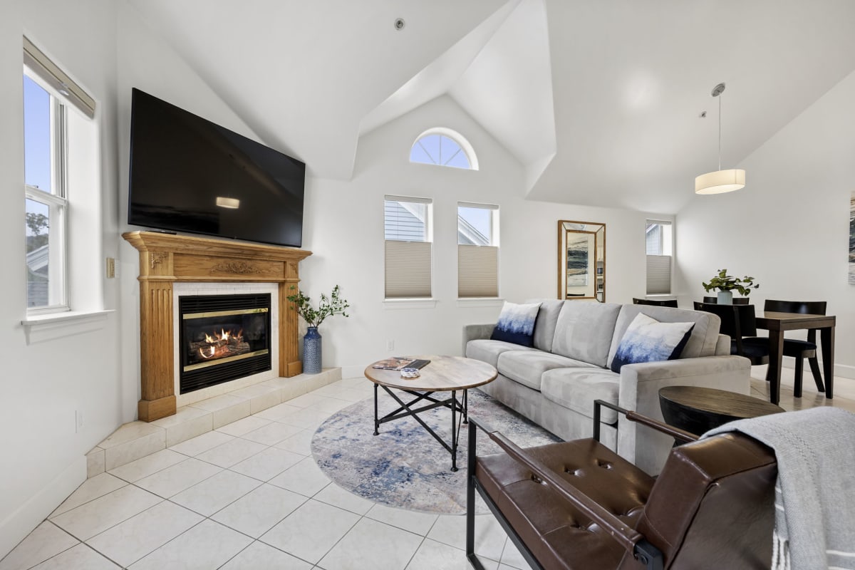 Luxurious Suite With Cozy Fireplace And Kitchenette - Elegant Coastal Retreat - Half Moon Bay, CA