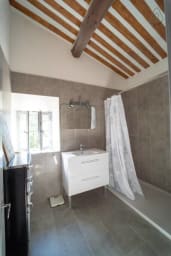 Salle de bain avec douche 
