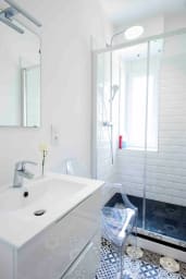 La douche avec son espace de 1,20m de large, et la fonction eau de pluie pour...