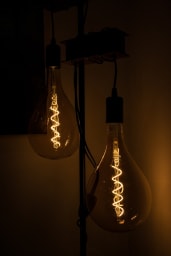 Des luminaires modernes pour une lumière tamisée.