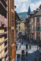 Au cœur du quartier piéton.