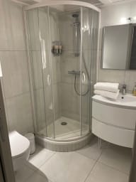 salle de bains douche et toilettes