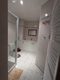 Salle de douche commune aux 2 chambres