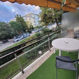 Balcon avec salon de jardin