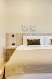 King-size bed, sleeps 2, Sony Smart TV