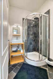 Salle de douche avec WC