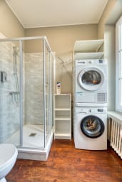 Salle de bain avec douche et WC