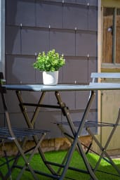Jardin privatif avec table