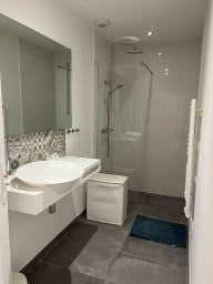 Une belle sale de bain et sa spacieuse douche à l'italienne