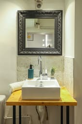 salle d'eau avec douche, WC, sèche-cheveux, fer à repasser

