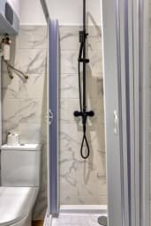 Salle de douche avec WC