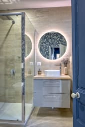 Salle de douche moderne et fonctionnelle