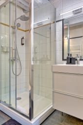 Salle de bain avec douche