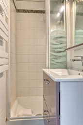 Salle de bain avec douche