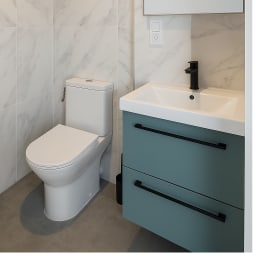 salle de bains avec wc 