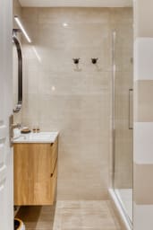 Salle de bain avec douche