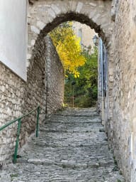 Déambulez dans les ruelles d’un des magnifiques villages alentours, ici, le...