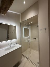 salle d'eau ensuite de la chambre 5 avec douche et une vasque et wc