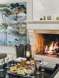 Salon cosy autour d’une cheminée allumée pour des soirées pleines de chaleur.