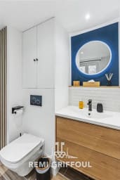 Salle de bain moderne, équipements soignés et ambiance apaisante chaque matin