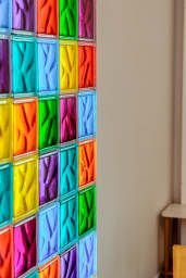 Cloison monumentale en pavés de verre colorés translucides