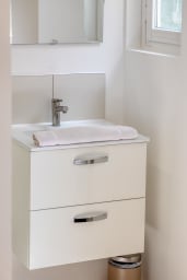 Une salle d'eau moderne et fonctionnelle