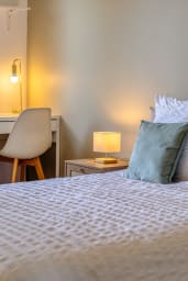 Le confort d'une chambre soigneusement aménagée