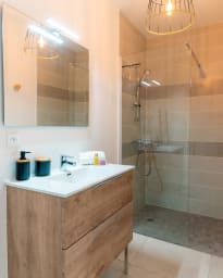 Villa Selva : Salle de bain avec douche vitrée et meuble vasque