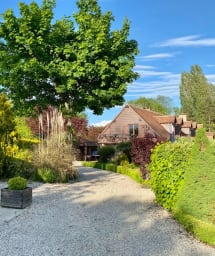 Vue de la maison depuis le jardin d'hiver