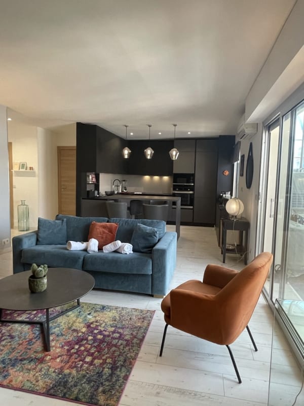  Appartement Deux pièces spacieux Place de Gaulle centre-ville d'Antibes avec extérieur 