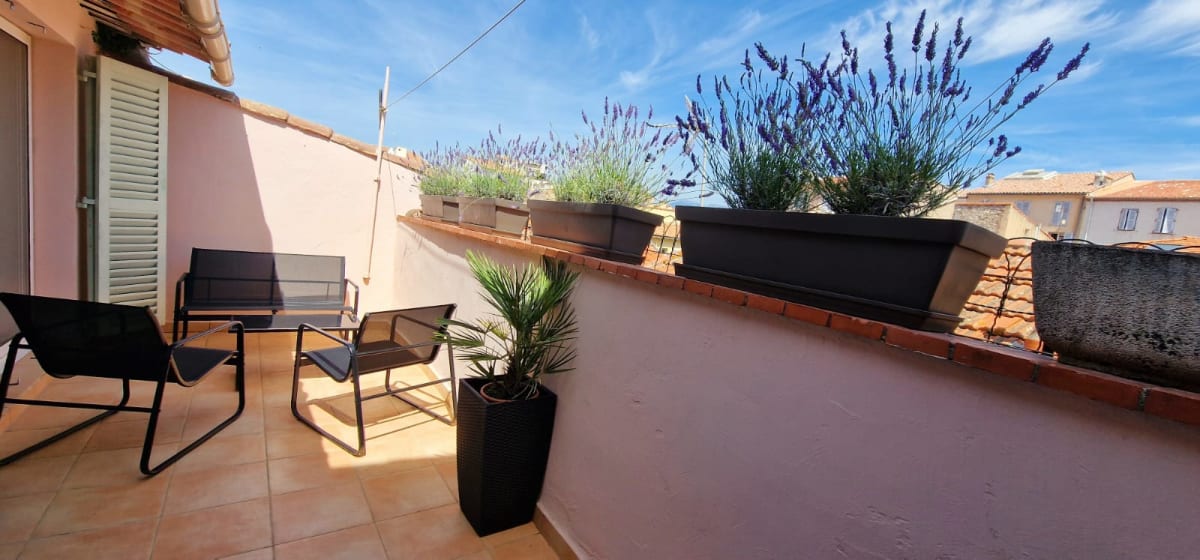  Appartement 4 Saint Joseph T2  terrasse et climatisation dans le centre du Viel Antibes