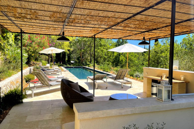 Piscine 12x4 avec plage, transats et salon de jardin confortable