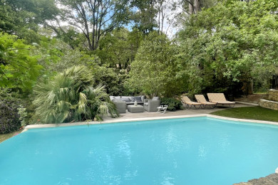 Superbe piscine à débordement avec plage. Serenity Rentals