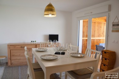 Grande pièce de vie climatisée avec cuisine et salle à manger