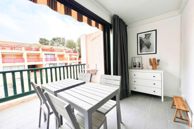 La pièce de vie & le balcon