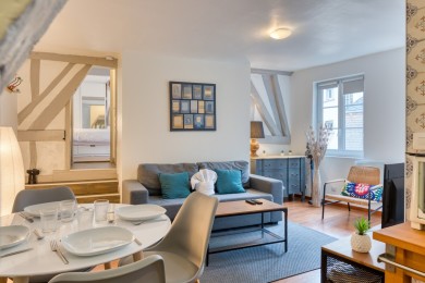 Table à manger et nécessaire de cuisine