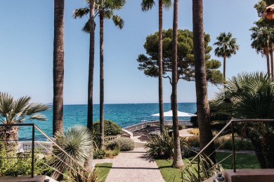 location-famille-prestigieuse-villa-boussole-cote-dazur-exterieur-vue-mer
