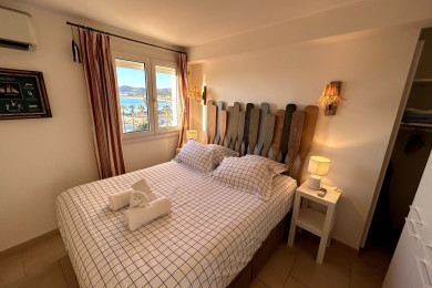 Chambre climatisée avec lit 160 cm et rangements 