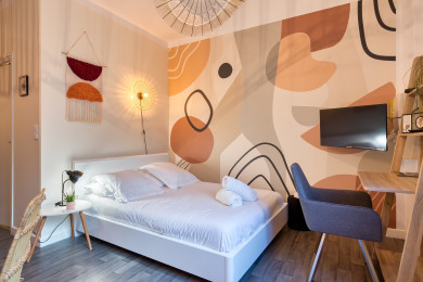 Espace chambre dans le studio avec lit double