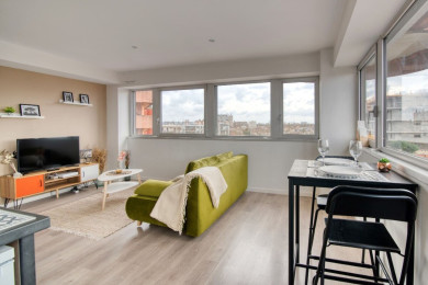 Pièce à vivre avec canapé convertible, TV écran plat, Wifi, table à manger