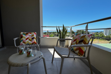 Balcon couvert vue mer. 