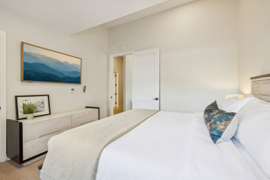 California King bed, sleeps 2, smart TV