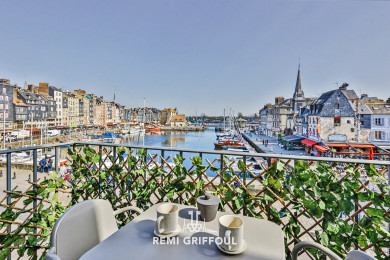 Votre séjour commence sur ce balcon avec vue exceptionnelle sur le port d’HonfLE