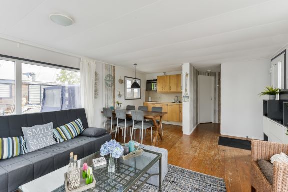 Bright and Comfortable Houseboat 